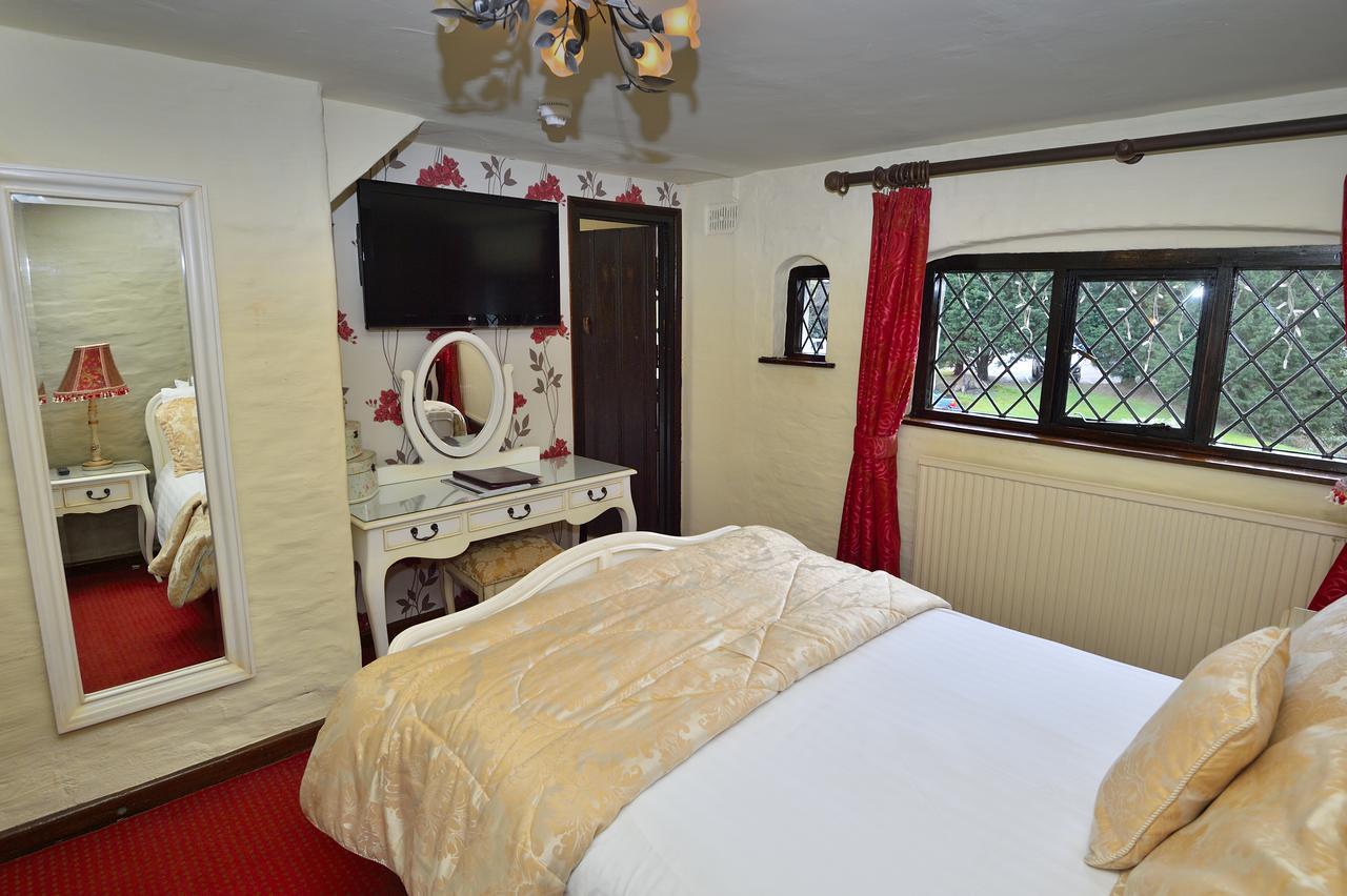 The Roundabout Hotel Pulborough Exterior foto