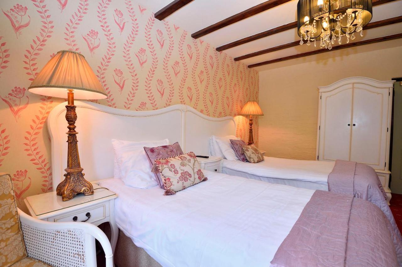 The Roundabout Hotel Pulborough Exterior foto