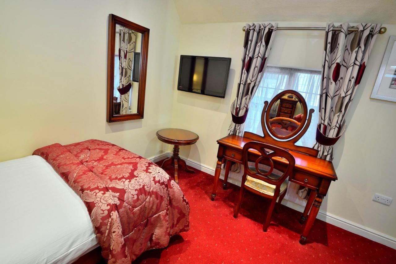 The Roundabout Hotel Pulborough Exterior foto