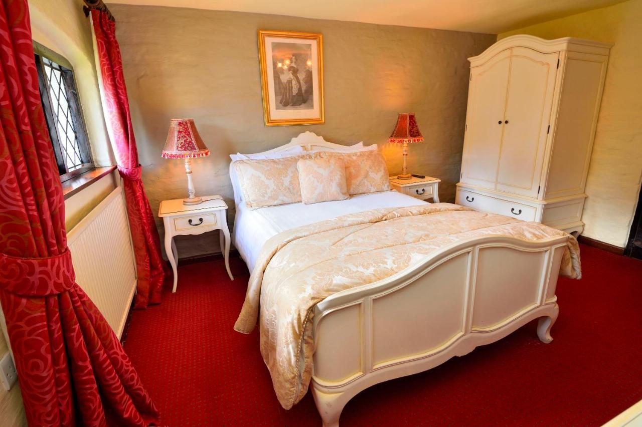 The Roundabout Hotel Pulborough Exterior foto
